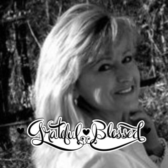 Meet your Posher, Debbie - Picture 1 of 1